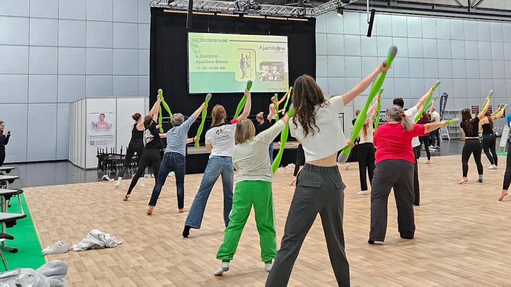 Paddeln ohne Boot beim „Ajambo Dance“.