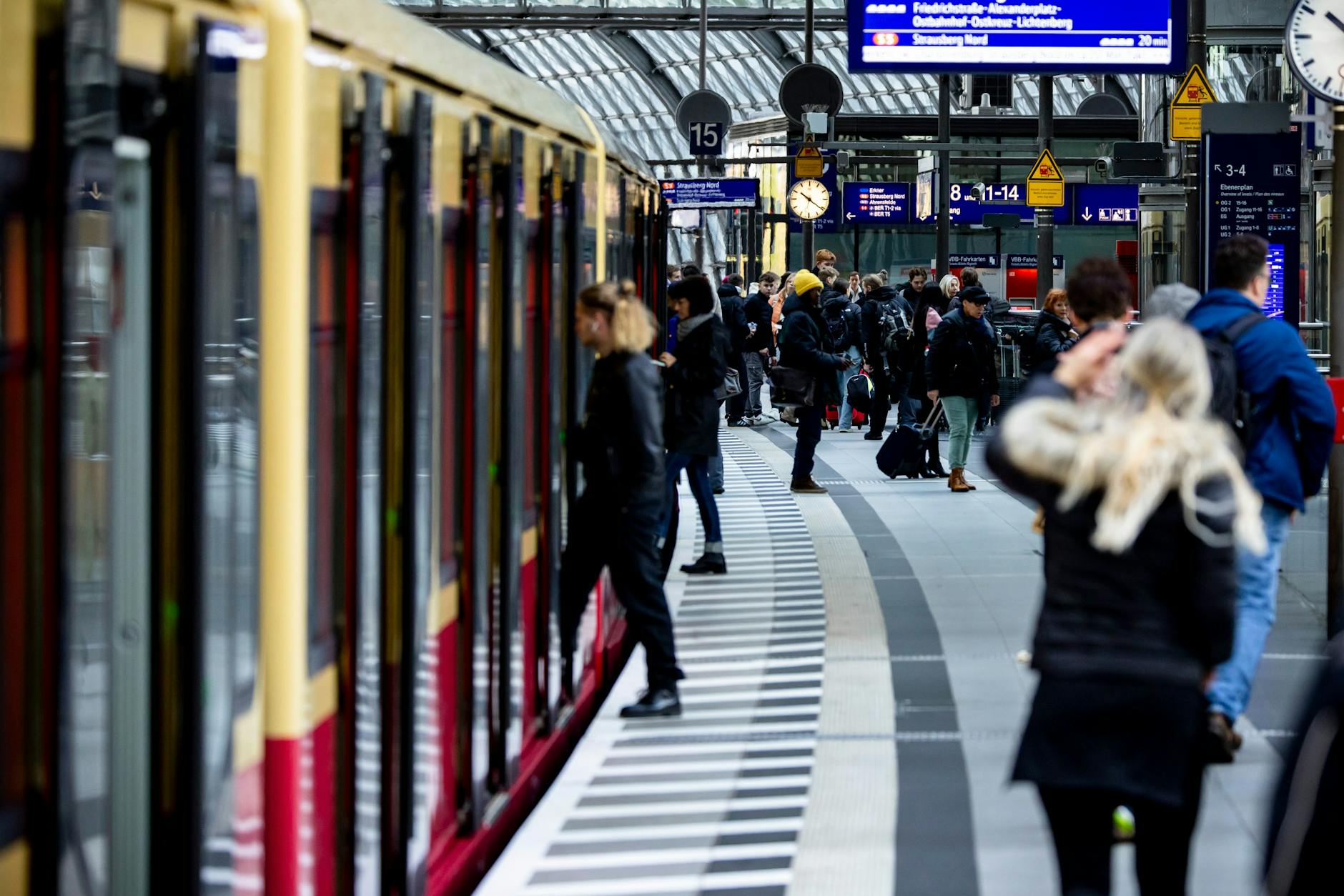 Ein Zug im S-Bahnhof Hauptbahnhof: Wer mit der S-Bahn fährt, wird deutlich häufiger kontrolliert.