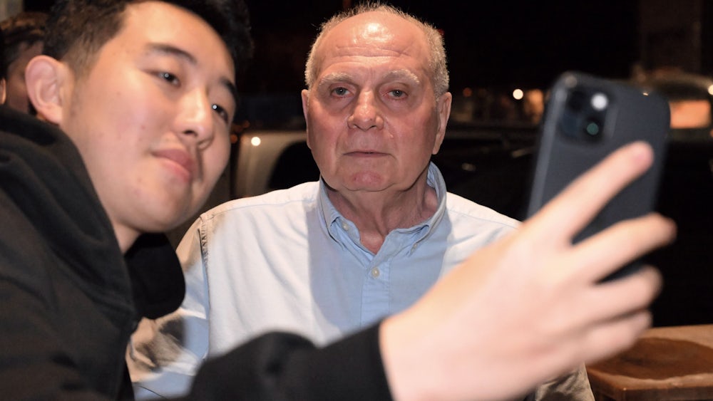 Uli Hoeneß posiert für ein Bild als er die interne Meisterfeier des FC Bayern.