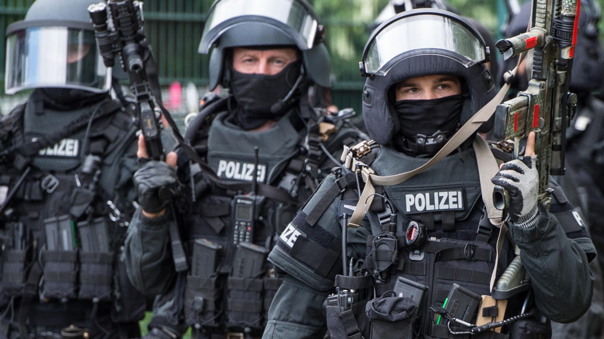 Beamte eines Spezialeinsatzkommandos (SEK) (Symbolbild): Polizisten haben am Freitagmorgen in mehreren Städten in Hessen und Rheinland-Pfalz Durchsuchungen vorgenommen.