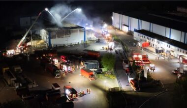 Halle auf Recyclinghof brennt - Großeinsatz der Feuerwehr