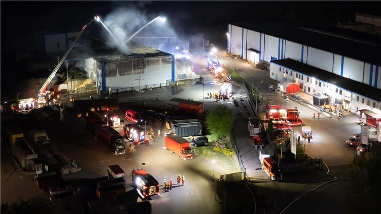 Halle auf Recyclinghof brennt - Großeinsatz der Feuerwehr