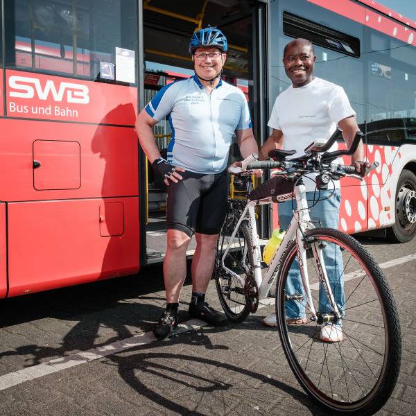 Busfahrer radelt für guten Zweck von Bonn nach Afrika
