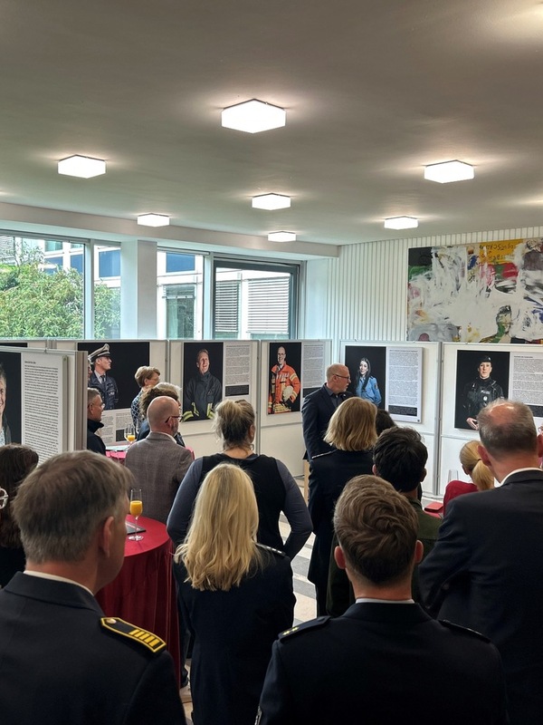 Mit einer Vernissage am Mittwochmittag (28.05., 12 Uhr) hat die Polizei Münster die Wand