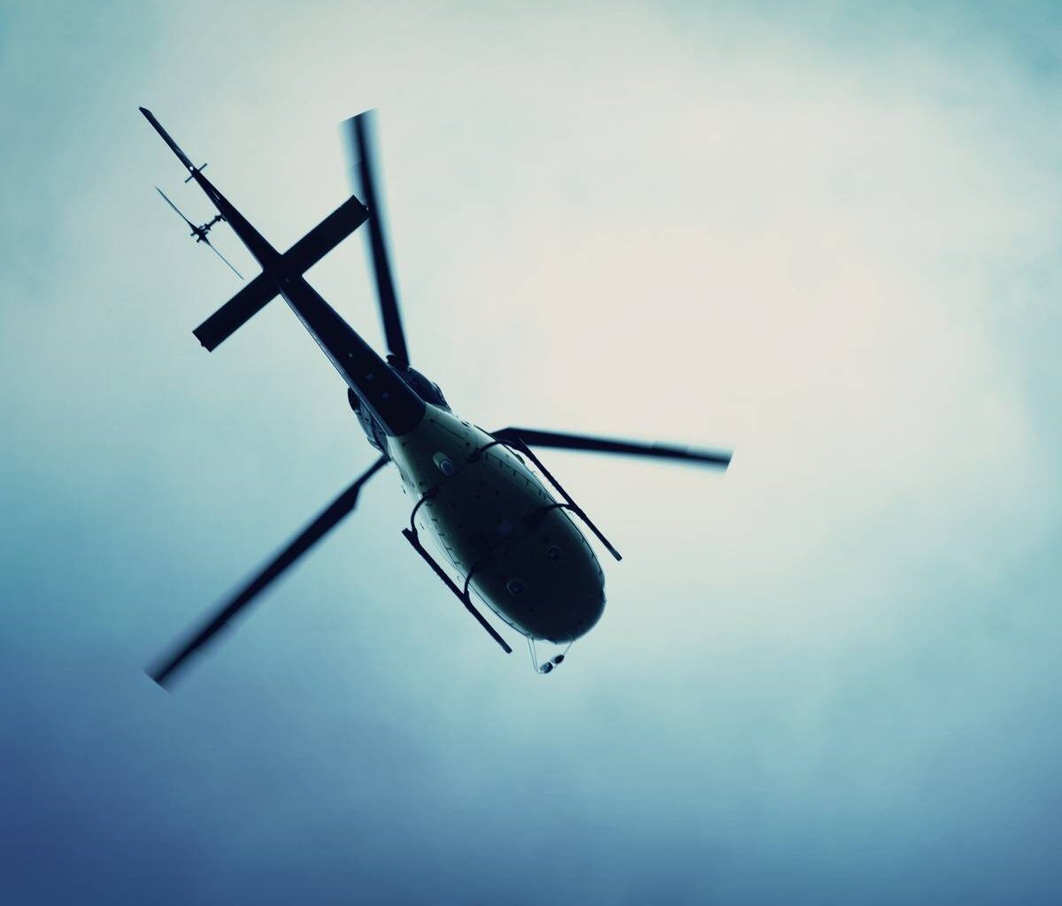 Hubschrauber kontrolliert Hochspannungsleitungen - Radio Wuppertal