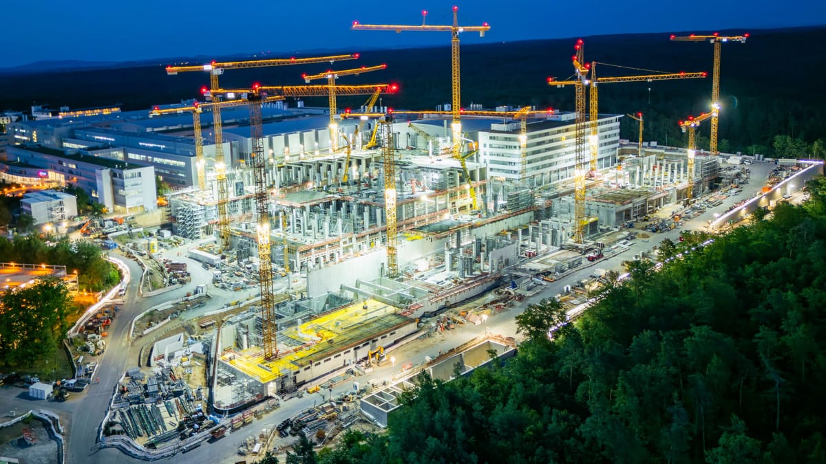 600-Kilo-Schrank zertrümmert Arbeiter die Beine