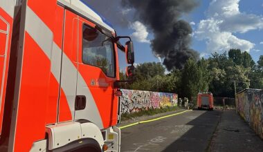 Großbrand in Spandauer Laubenkolonie und Kfz-Betrieb ist gelöscht