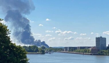 Feuer in Altenwerder: Rauchsäule über Hamburg | NDR.de - Nachrichten