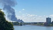 Eine große Rauchsäule ist über dem Hamburger Hafen zu sehen. © NDR Foto: Elias Bartl