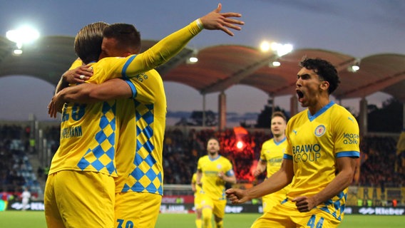 Braunschweigs Spieler bejubeln einenTreffer © picture alliance Foto: Uwe Anspach