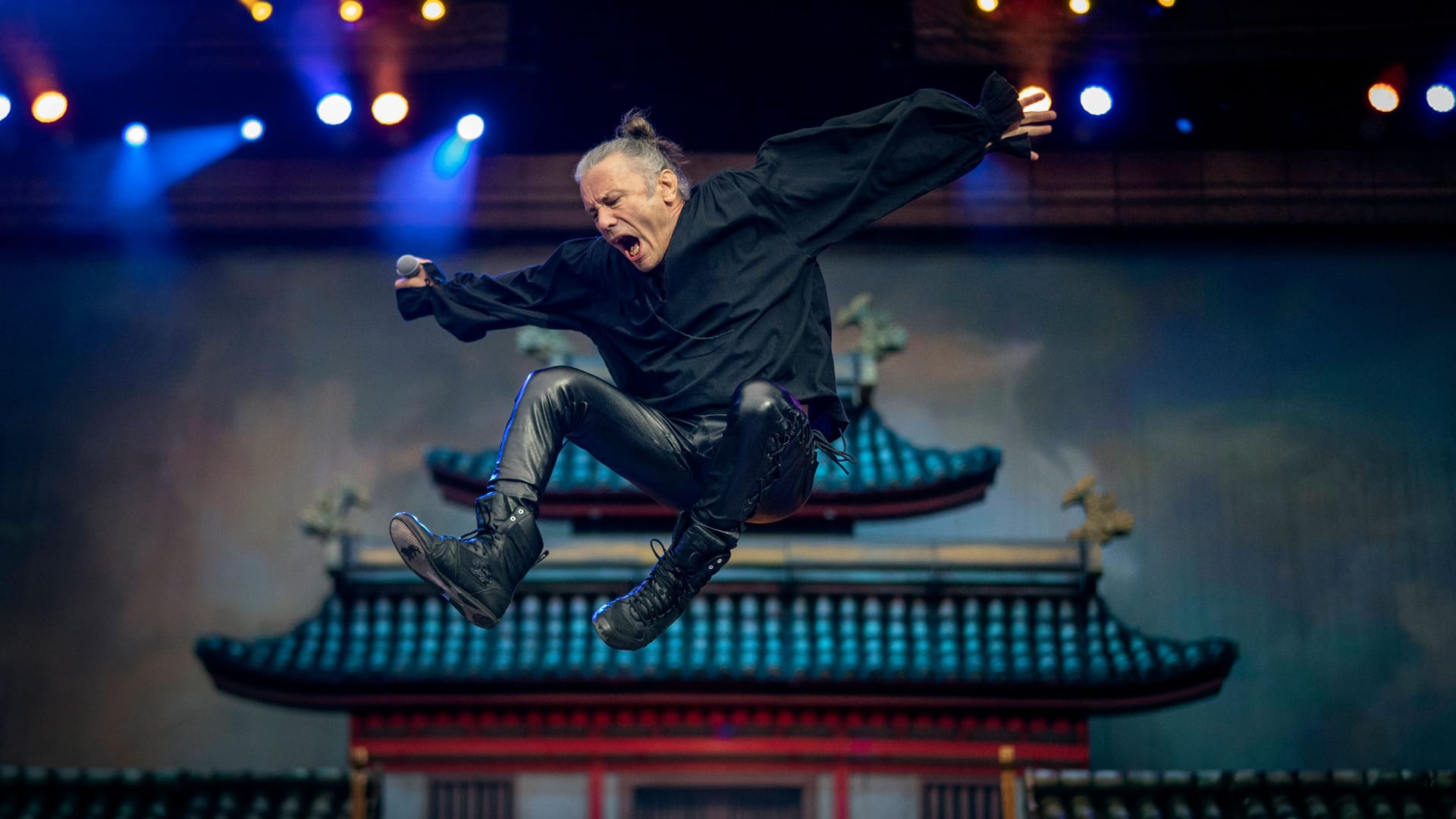 Bruce Dickinson von Iron Maiden bei einer Show (Archivbild): Die Band möchte sich nicht von Bildschirmen stören lassen.