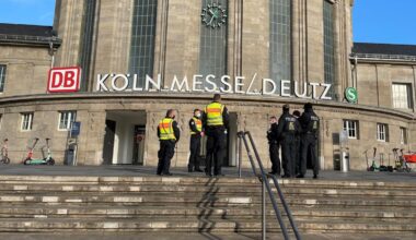 Mann hockt in Baum und bewirft Polizei mit Kastanien