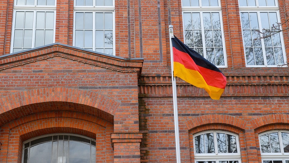 Kreis Mansfeld-Südharz hisst Deutschlandfahne vor Schulen