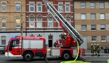 FW-E: Küchenbrand in einer Dachgeschosswohnung - zwei verletzte Personen