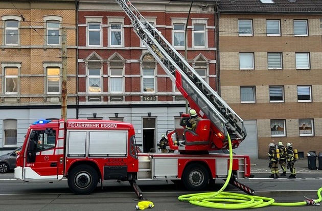 FW-E: Küchenbrand in einer Dachgeschosswohnung - zwei verletzte Personen