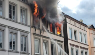 Großfeuer in Lübeck: Frau springt in Todesangst aus dem zweiten Stock | Regional