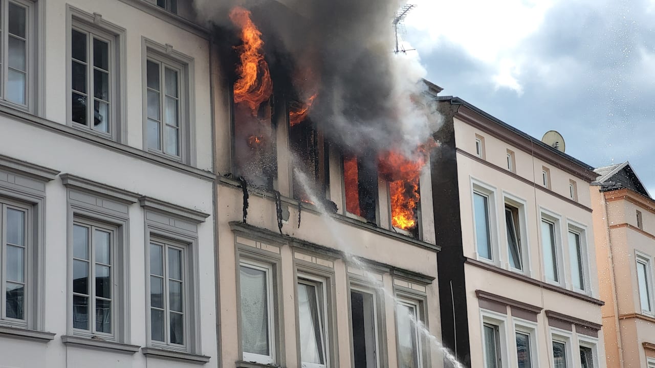 Großfeuer in Lübeck: Frau springt in Todesangst aus dem zweiten Stock | Regional