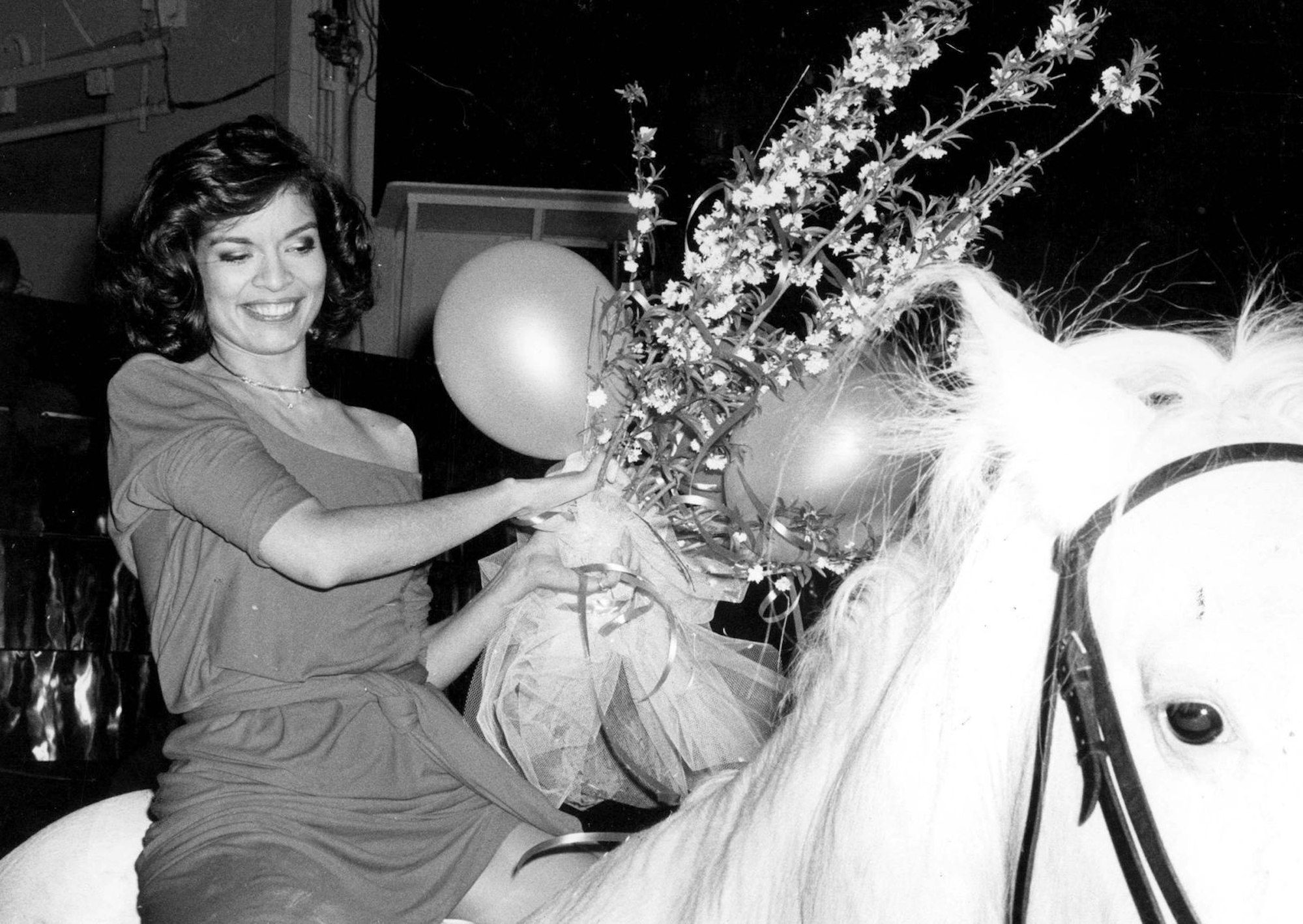 Ein Bild, das Geschichte schrieb: Bianca Jagger auf einem Pferd im legendären New Yorker Nachtclub Studio 54. (Bild: IMAGO / ZUMA Press Wire)