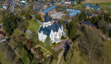 Schon die Beatles schliefen hier: Berühmtes Schloss bei Hamburg zu verkaufen | Regional