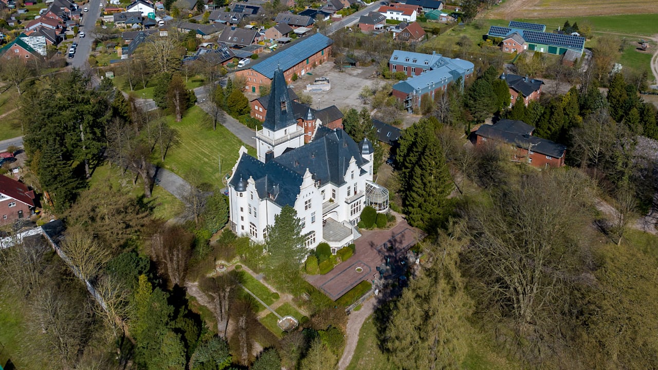 Schon die Beatles schliefen hier: Berühmtes Schloss bei Hamburg zu verkaufen | Regional