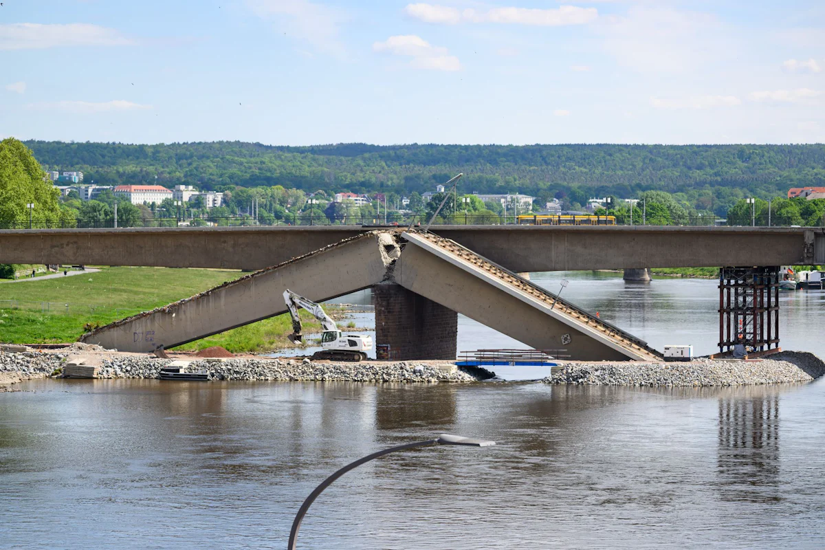 Brückenabriss in Dresden - Abriss von eingestürztem Zug der Carolabrücke geht weiter - Panorama