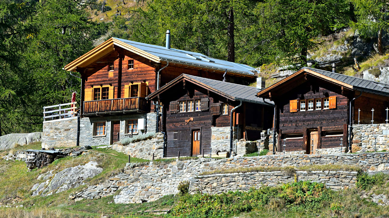 Schweiz: Alpen-Hotel nach Felssturz von Außenwelt abgeschnitten | News
