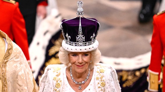 Königin Camilla verlässt nach der Krönungszeremonie mit der Krone von Queen Mary die Westminster Abbey. © Gareth Cattermole/POOL getty/AP/dpa +++ dpa-Bildfunk Foto:  Gareth Cattermole