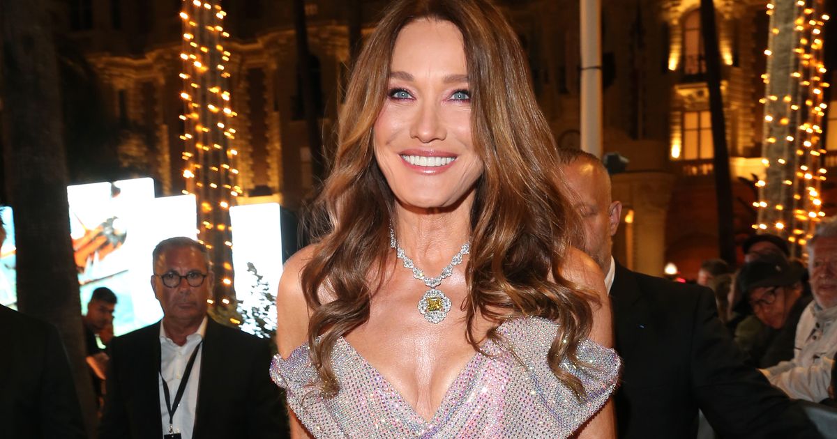 Carla Bruni zeigt ihre Traumfigur im Glitzerkleid