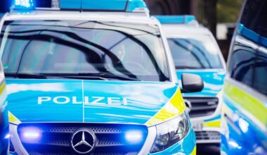 Wuppertal-Elberfeld: 16-Jähriger mit Schlagring bedroht – Jugendliche rauben Tasche und Handy