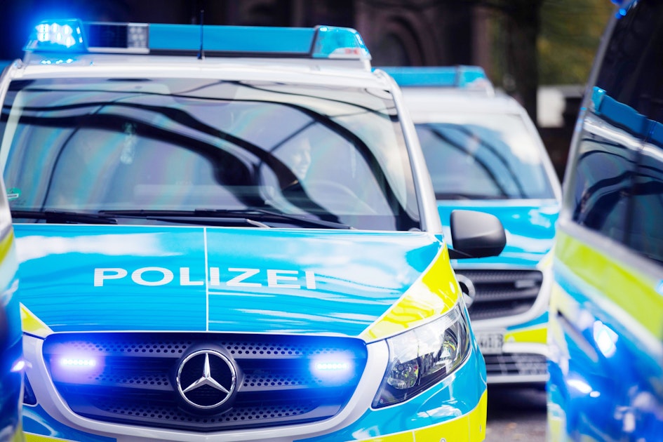 Wuppertal-Elberfeld: 16-Jähriger mit Schlagring bedroht – Jugendliche rauben Tasche und Handy