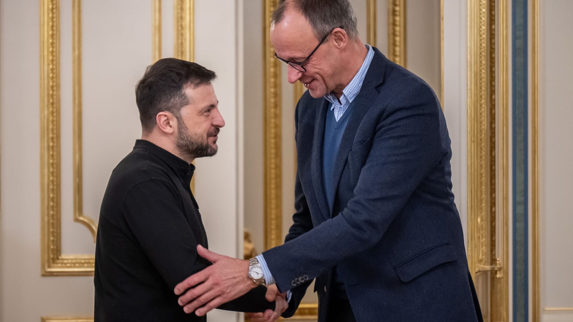 CDU-Chef Friedrich Merz (r.) bei einem Treffen mit Präsident Wolodymyr Selenskyj in Kiew (Archivbild).