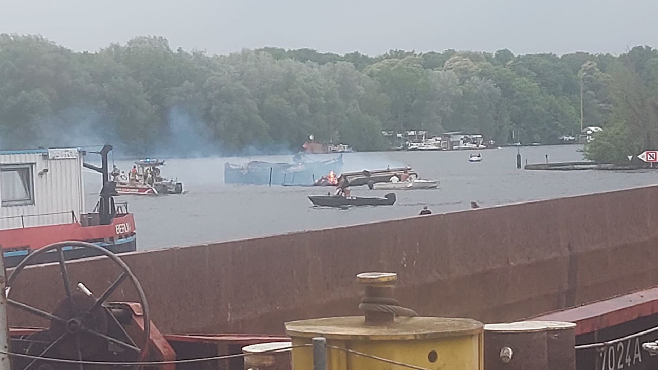 Explosion in Berlin! Sieben Hausboote auf der Spree abgebrannt | Regional