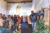 Charly Schweizer führt viele Interessierte auf einem Rundgang in Lindaus NS-Geschichte ein, unter anderem in die Peterskirche.