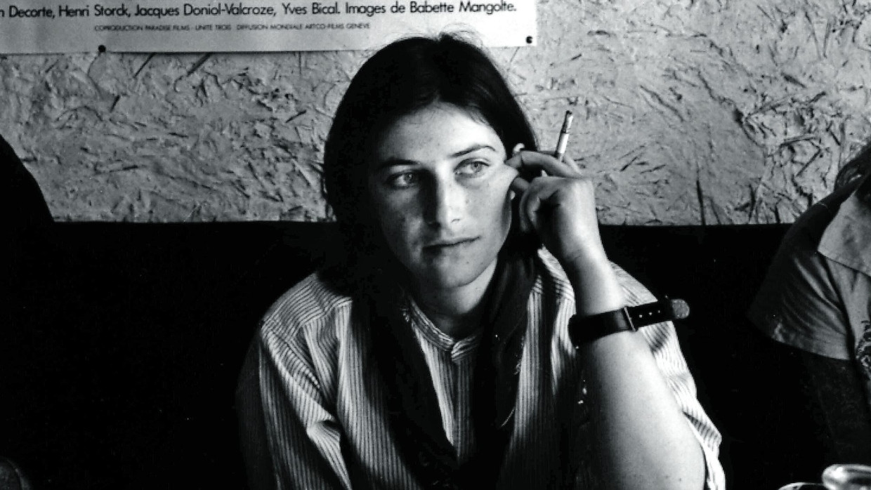 Chantal Akerman im Jahr 1985 vor einem Plakat zu ihrem zehn Jahre zuvor gedrehten berühmtesten Film