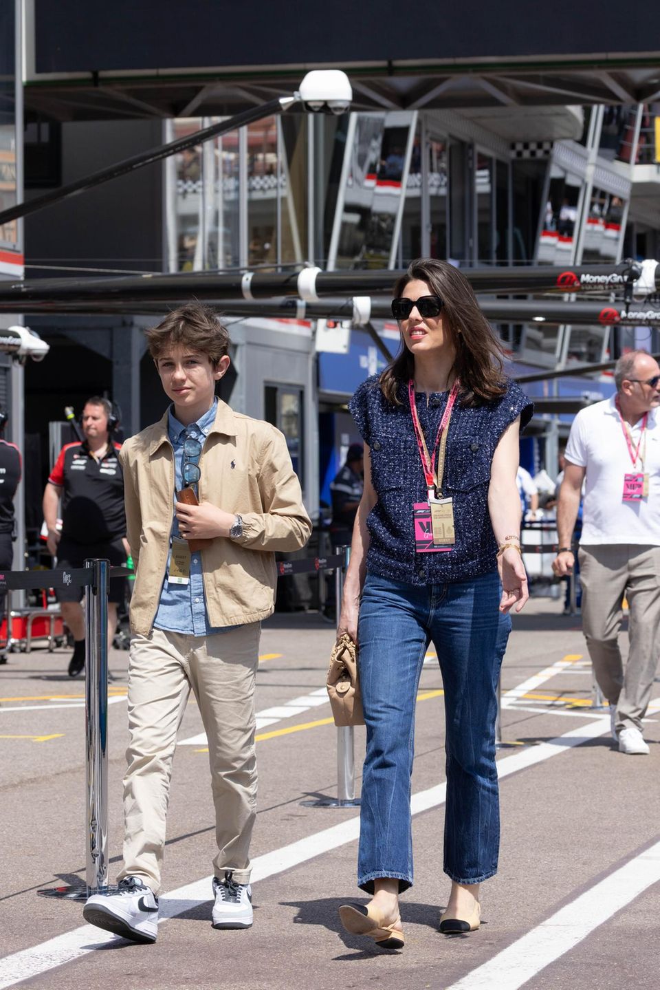 Charlotte Casiraghi besucht die Rennstrecke in Monaco mit ihrem Sohn Raphaël während des Grand Prix. 