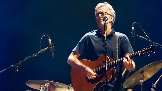 Ein älterer Mann spielt Gitarre mit geschlossenen Augen (Eric Clapton auf der Bühne) © Nicolas Armer/dpa +++ dpa-Bildfunk ++ Foto: Nicolas Armer