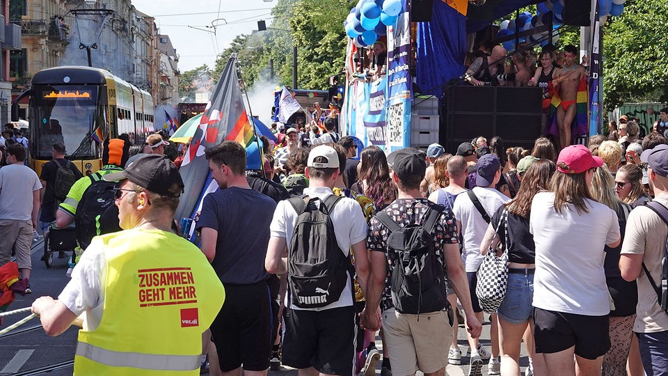 CSD Dresden: Queere Gegendemo protestiert gegen rechtsextremen Aufmarsch