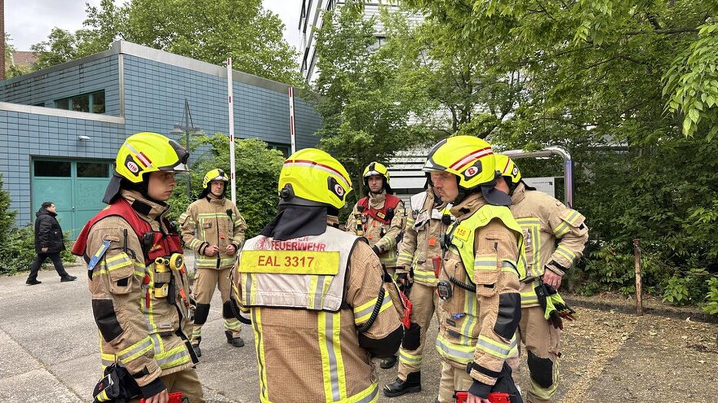 Feuerwehr löscht Brand in Gebäude der TU Berlin