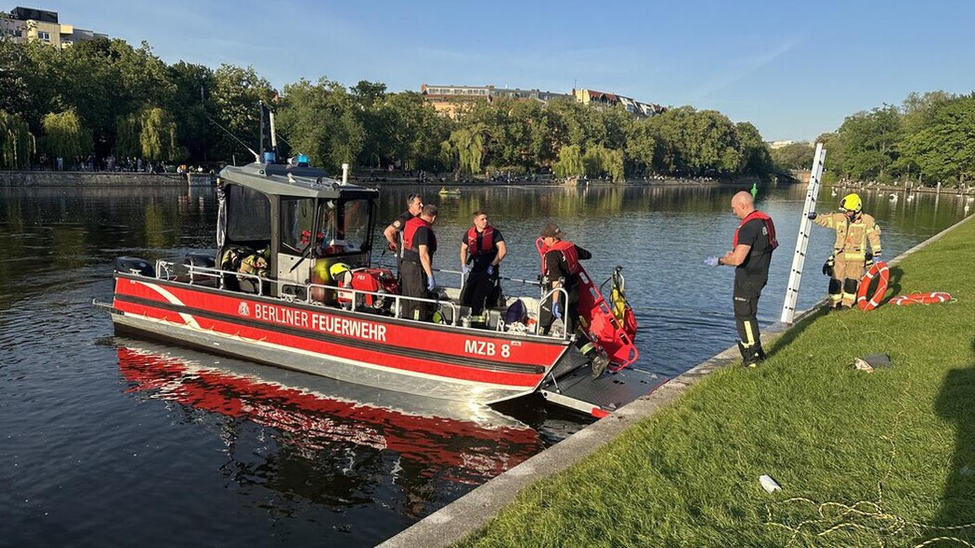 Taucher der Berliner Feuerwehr holen leblose Person aus Berliner Landwehrkanal
