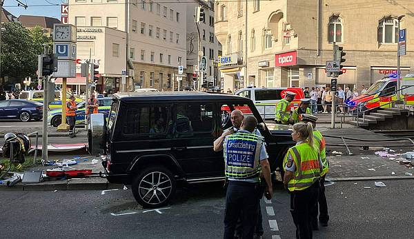 Auto fährt in Stuttgart in Menschengruppe - eine Tote