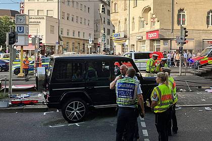 Marco Krefting/dpa | In Stuttgart ist ein Fahrzeug in eine Menschengruppe gefahren. 