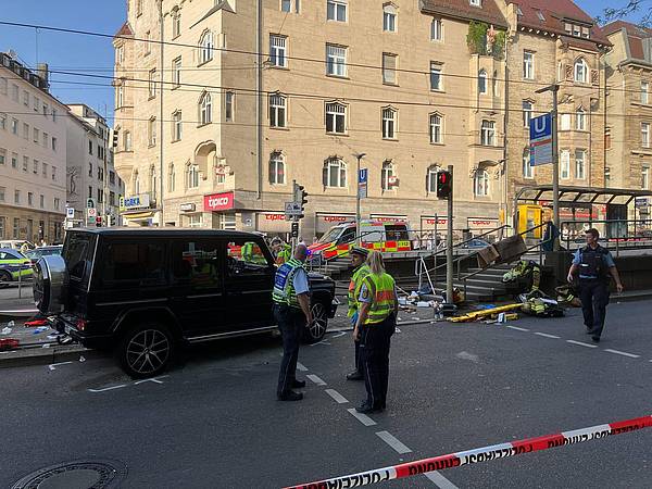 Stuttgart | Auto fährt in Menschenmenge - Ermittlungen zum Hintergrund