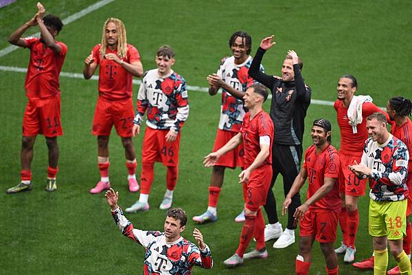 München | Titeljubel vorm Bildschirm: FC Bayern zum 34. Mal Meister