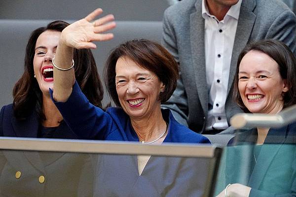 Berlin | Merz-Familie, Merkel und Astronaut Gerst bei Kanzlerwahl