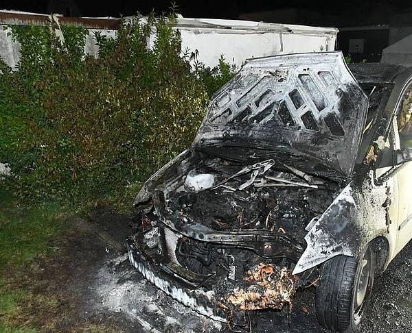 Unbekannte setzten PKW in Brand