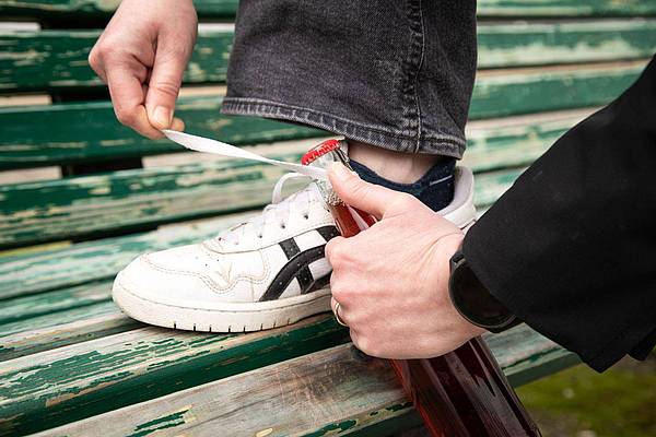Berlin | Flasche öffnen ohne Flaschenöffner: Klappt dieser Hack?