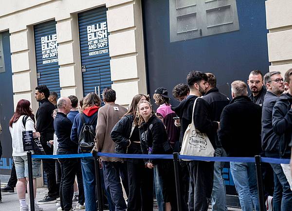 Berlin | Billie Eilish umarmt Fans in Berlin: «Bester Fangirl-Moment»
