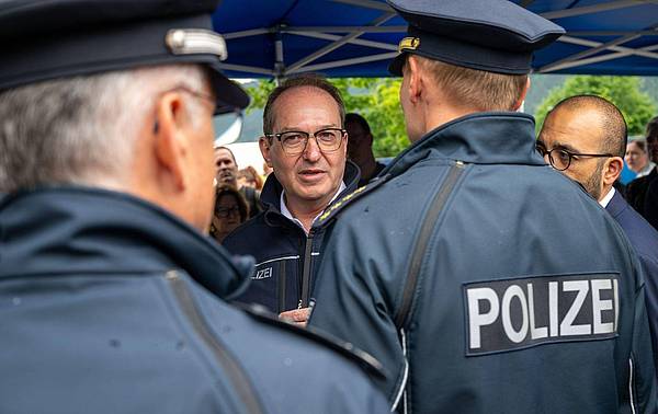 Berlin | Dobrindt stellt Pläne vor - Grüne gegen neue Grenzkontrollen