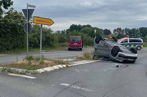 SUV überschlägt sich bei Unfall