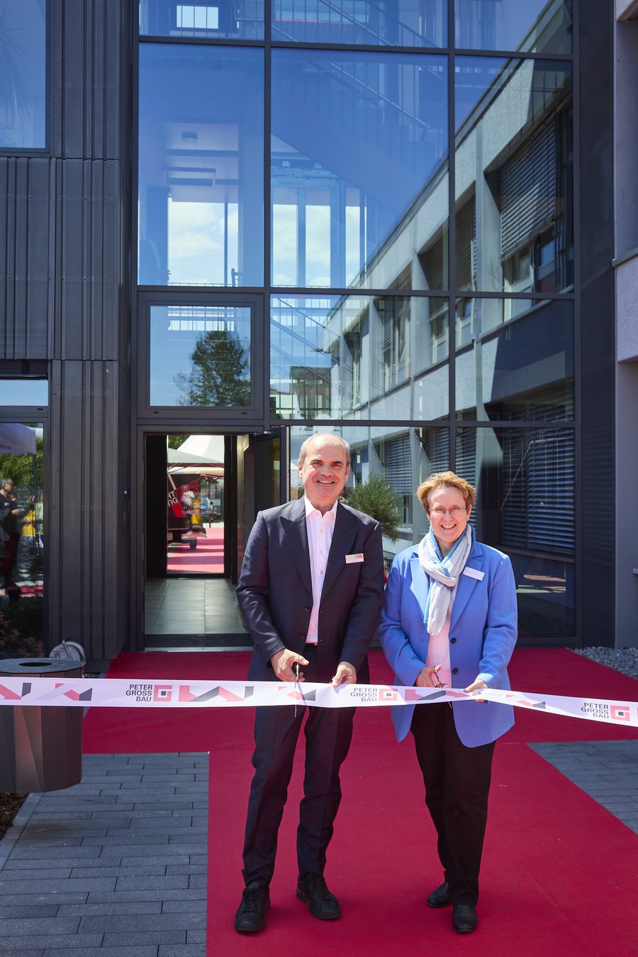 Die Erste Bürgermeisterin der Stadt Karlsruhe, Gabriele Luczak-Schwarz, und Philipp Gross am Karlsruher Standort von Peter Gross Bau. Karlsruhe Baukonstruktion